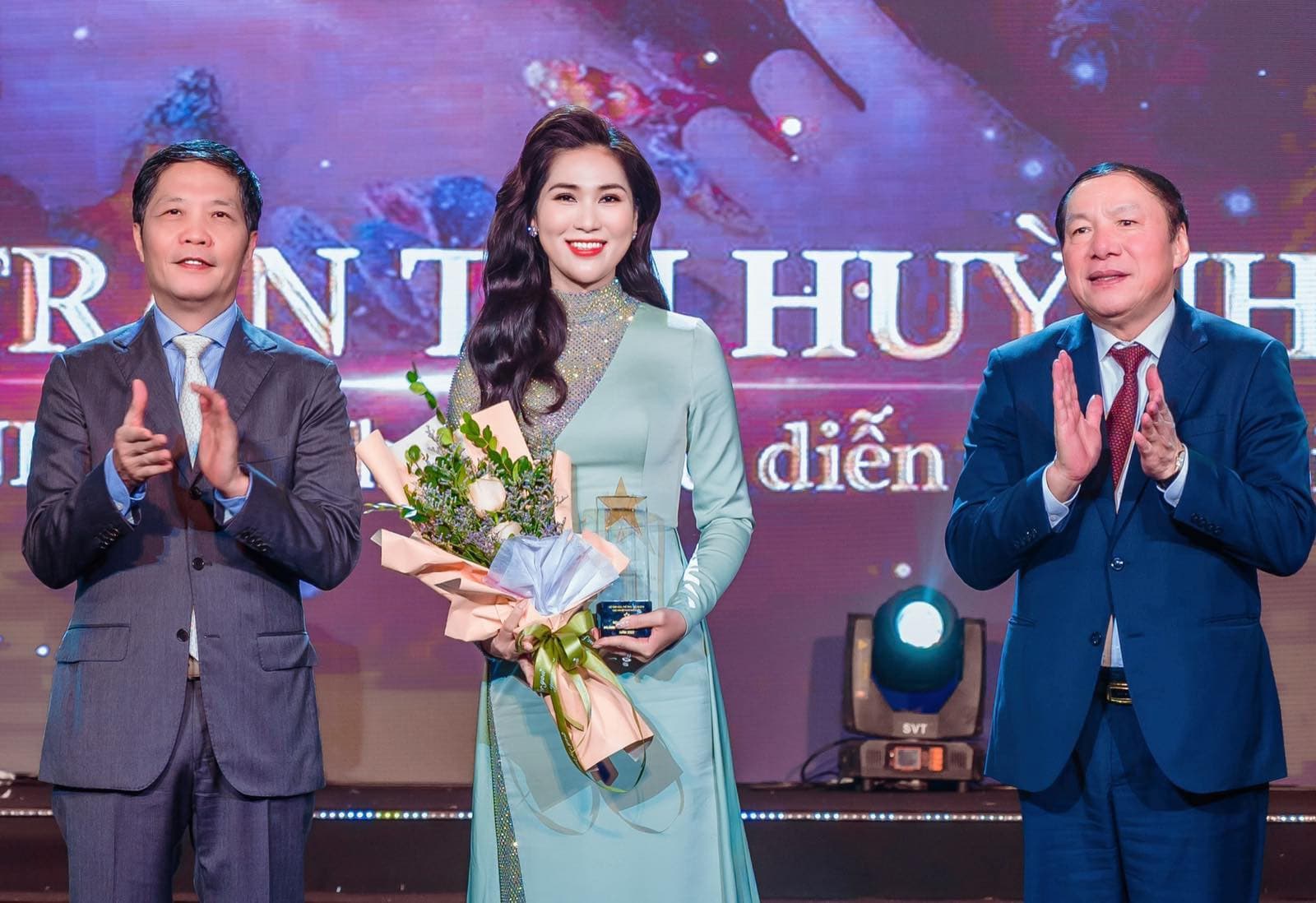 "Hoa hậu cải lương" Như Huỳnh được vinh danh "Nghệ sĩ tiêu biểu" 2 Hoa hậu cải lương Như Huỳnh được vinh danh Nghệ sĩ tiêu biểu